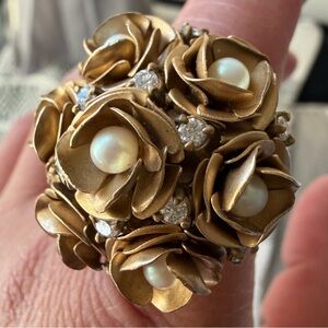 JUICY COUTURE | Rose Cluster Bouquet w/ Pearls Cocktail Adjustable Ring